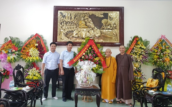Hội LHTN Việt Nam tỉnh tặng Lẵng hoa chúc mừng Giáo hội Phật giáo Việt Nam tỉnh 