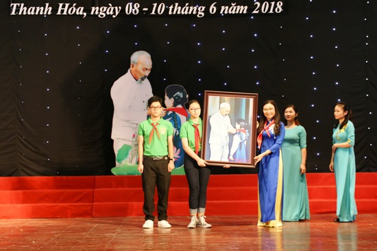 Đ/c Nguyễn Phạm Duy Trang - Phó chủ tịch Thường trực Hội đồng đội Trung ương tặng quà lưu niệm cho các em thiếu nhi