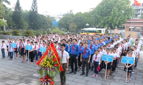 BTV Tỉnh đoàn cùng 179 đại biểu dâng hoa, dâng hương, báo công với Bác tại Khu văn hóa tưởng niệm Chủ tịch Hồ Chí Minh, Tp. Thanh Hóa