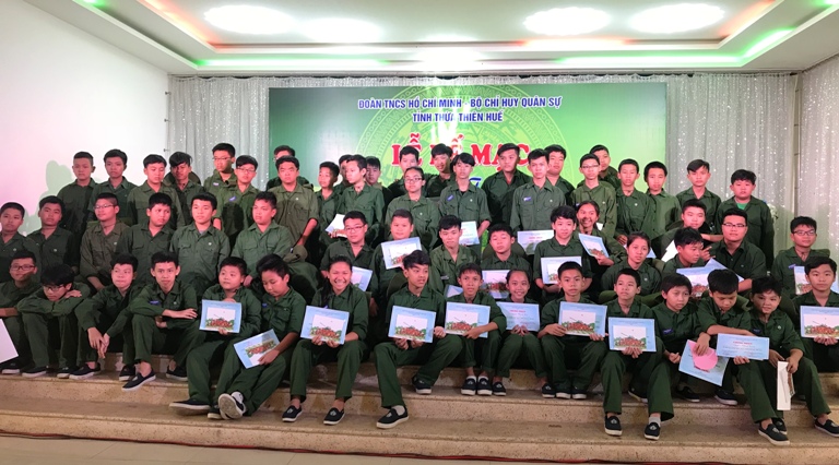 Đ/c Nguyễn Duy Cường - Phó Bí thư Thường trực Tỉnh Đoàn, giám đốc Trung tâm HĐTTN tỉnh trao giấy chứng nhận cho các em