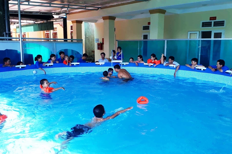Hơn 60 lớp học bơi miễn phí cho trẻ em đã được mở trong những ngày đầu hè