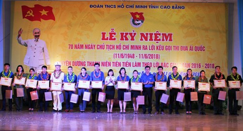 Lãnh đạo Tỉnh đoàn trao tặng Bằng khen cho các tập thể đạt danh hiệu “Thanh niên tiên tiến làm theo lời Bác”, giai đoạn 2016 - 2018