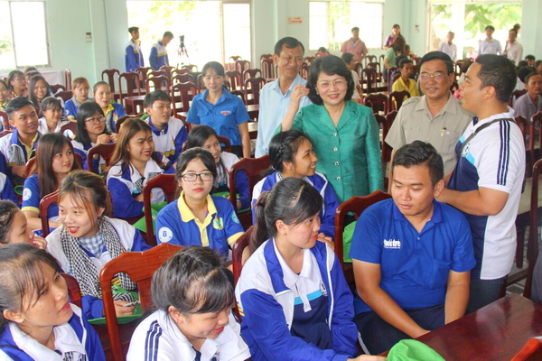 Phó Chủ tịch nước Đặng Thị Ngọc Thịnh thăm hỏi các chiến sĩ tình nguyện hè tại Vĩnh Long
