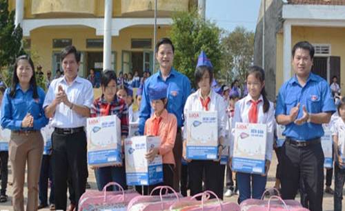 Lãnh đạo tỉnh đoàn trao quà cho các em học sinh trường THCS Kỳ Thịnh