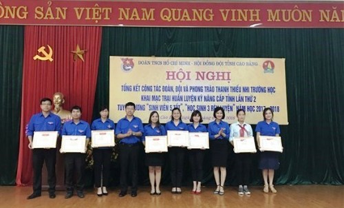 Lãnh đạo Tỉnh đoàn trao tặng Bằng khen cho các tập thể có thành tích xuất sắc.