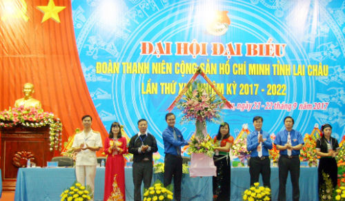 Đ/c Bùi Quang Huy - Bí thư Trung ương Đoàn tặng lãng hoa chúc mừng Đại hội. 