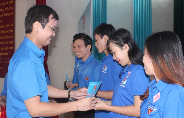 Bí thư Ban chấp hành Trung ương Đoàn Bùi Quang Huy trao giấy chứng nhận cho đại diện sinh viên các trường đại học cao đẳng