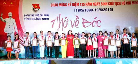 trao giải cho những thí sinh xuất sắc tại Hội thi “Chúng em kể chuyện Bác Hồ”, do Tỉnh Đoàn tổ chức nhân kỷ niệm 125 năm ngày sinh Chủ Tịch Hồ Chí Minh