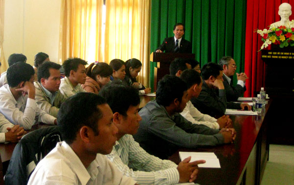 Chủ tịch UBND tỉnh Nguyễn Xuân Tiến đến thăm lớp đào tạo, bồi dưỡng trí thức trẻ là người DTTS gốc Tây Nguyên tốt nghiệp đại học chính quy tăng cường về làm phó chủ tịch UBND xã