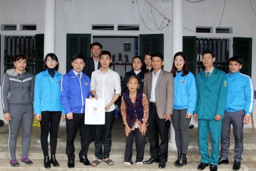 Lãnh đạo Tỉnh đoàn và địa phương thăm, tặng quà gia đình Tân binh Lê Hồng Dân, ở xóm Ao Sen, xã Nam Hòa (Đồng Hỷ)