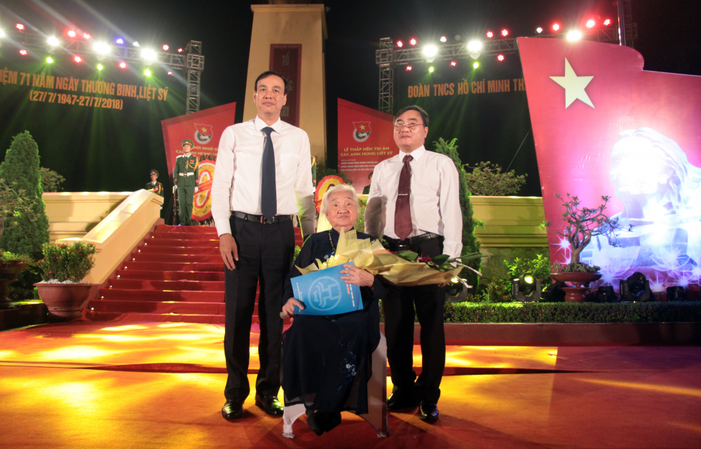 Phó Bí thư Thành ủy Hà Nội Đào Đức Toàn và Phó Bí thư Đảng ủy Khối các cơ quan Trung ương Phạm Quang Thao trao quà và tặng hoa Mẹ Việt Nam Anh hùng Đỗ Thị Nhuận