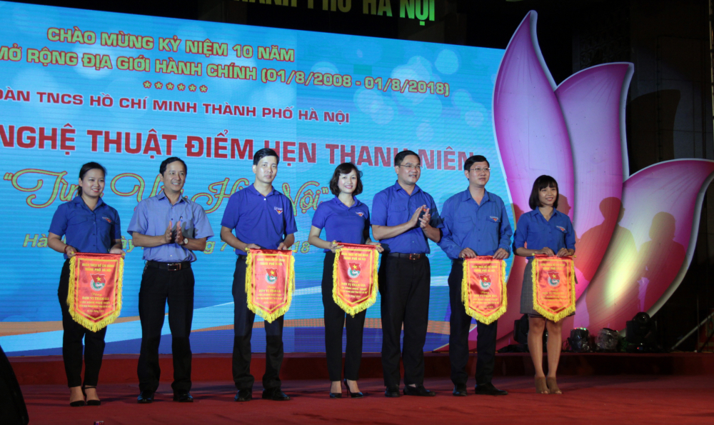 Đồng chí Nguyễn Ngọc Việt – Bí thư Thành đoàn, Chủ tịch Hội LHTN TP Hà Nội trao cờ lưu niệm cho các đơn vị tham gia liên hoan