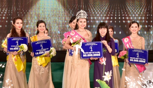 .Phó Chủ tịch UBND tỉnh Lê Thị Kim Dung trao vương miện và tiền thưởng cho Người đẹp Xư Tuyên năm 2016 Lý Thị Hiếu Thục