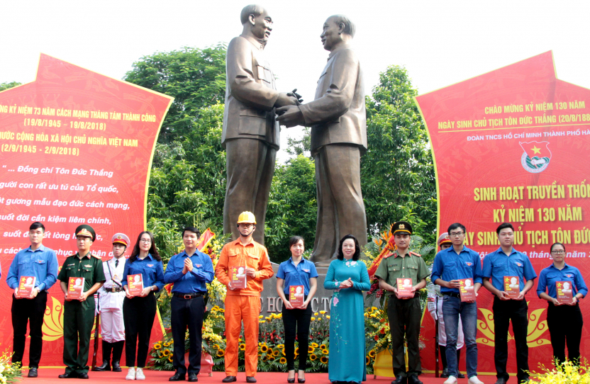 Dịp này, các đồng chí lãnh đạo thành phố Hà Nội đã gửi tặng tuổi trẻ Thủ đô cuốn sách "Tôn Đức Thắng - Một con người bình thường - vĩ đại" 