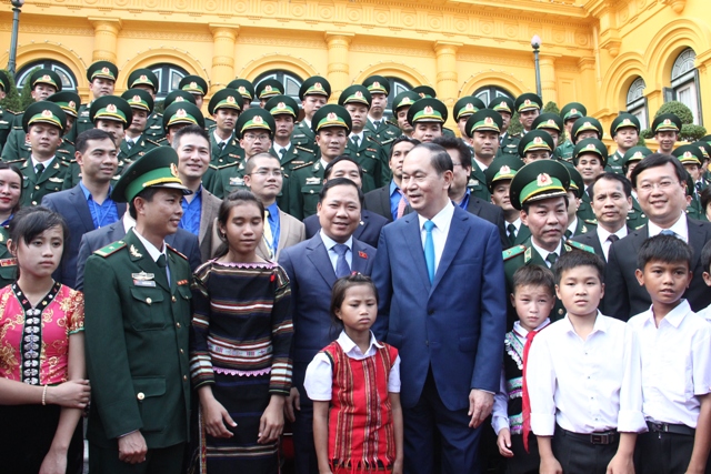  Chủ tịch nước Trần Đại Quang gặp cán bộ, chiến sĩ bộ đội biên phòng và học sinh tham dự Chương trình "Chia sẻ cùng thầy cô" năm 2017 