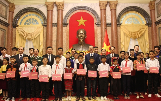 Chủ tịch nước Trần Đại Quang trao quà cho học sinh có hoàn cảnh khó khăn được bộ đội biên phòng đỡ đầu