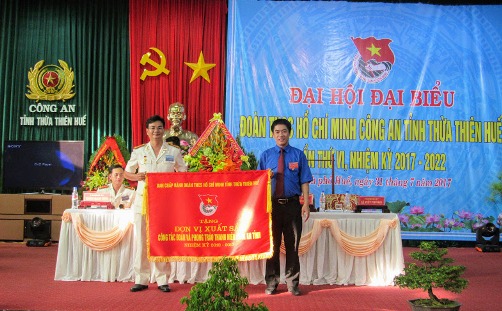 Đồng chí Trần Gia Công - UVBCH Trung ương Đoàn, Bí thư Tỉnh Đoàn tặng cờ thi đua cho BCH Đoàn Công an tỉnh