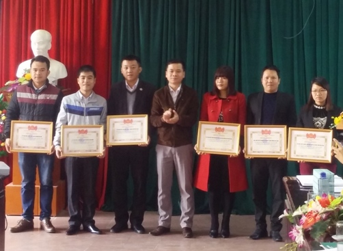 Đồng chí Nông Bình Cương - Phó Bí thư Tỉnh đoàn - Chủ tịch Hội LHTN VN tỉnh trao Bằng khen cho các tập thể, cá nhân có thành tích xuất sắc trong công tác Hội và phong trào thanh niên năm 2015
