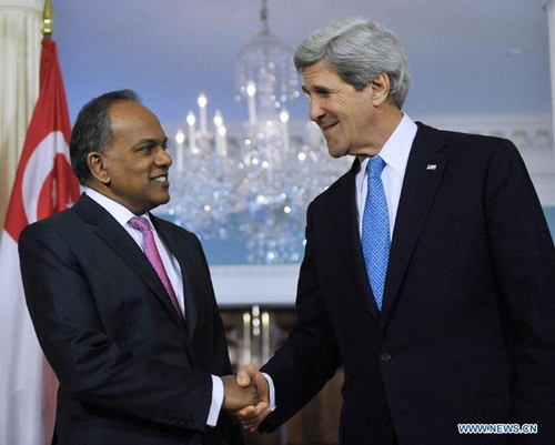 Ngoại trưởng Mỹ John Kerry cùng người đồng cấp Singapore K. Shanmugan (Nguồn: Xinhua)