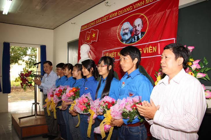 Sáu sinh viên, cán bộ Trường Đại học Cần Thơ được kết nạp Đảng tại mặt trận Chiến dịch thanh niên tình nguyện hè (xã Hòa An, huyện Phụ Hiệp, tỉnh Hậu Giang).