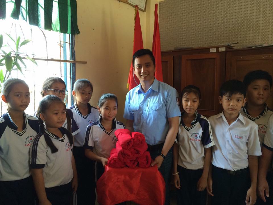 Anh Lê Anh Quân, Phó trưởng ban Công tác thiếu nhi Trung ương Đoàn tặng khăn đỏ cho các em học sinh