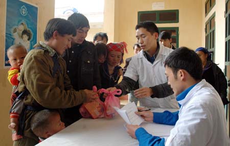 Đoàn Khối Doanh nghiệp Trung ương phối hợp tổ chức khám bệnh và cấp phát thuốc miễn phí cho người dân thuộc cá xã Chế Cu Nha huyện Mù Căng Chải (Lào Cai) 