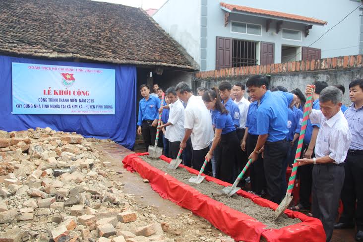 Lãnh đạo tỉnh cùng lãnh đạo địa phương khởi công xây dựng công trình thanh niên nhà tình nghĩa tại Kim Xá – huyện Vĩnh Tường.