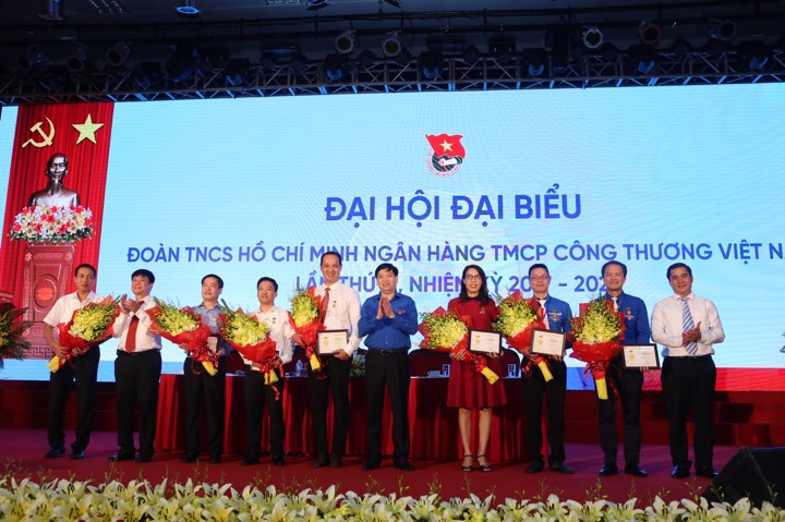 Đồng chí Nguyễn Long Hải, Bí thư TƯ Đoàn trao kỷ niệm chương cho các đồng chí tại 