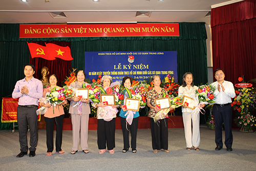 Đồng chí Nguyễn Anh Tuấn,Bí thư Trung ương Đoàn tặng kỷ niệm chương " Vì thế hệ trẻ" cho