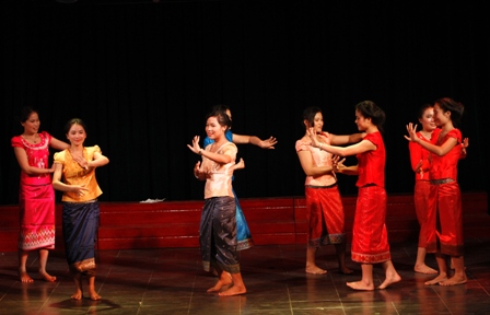 Các bạn sinh viên Lào đang học tại Điện Biên với điệu múa Lăm vông
