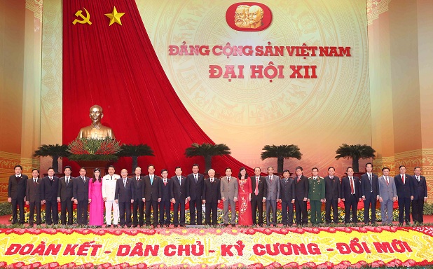 Các đồng chí lãnh đạo Đảng, Nhà nước với đại biểu dự Đại hội XII. Ảnh: TTXVN