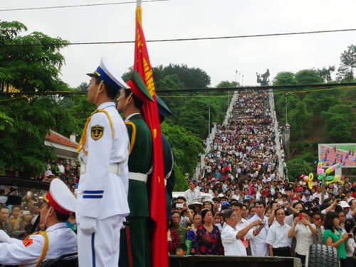 Đông đảo nhân dân theo dõi lễ diễu binh, diễu hành