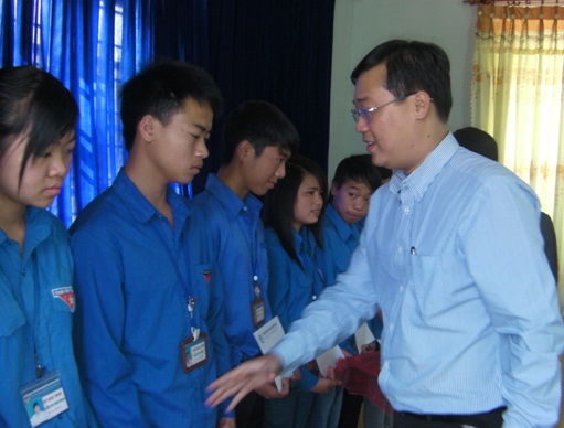 Đ/c Lê Quốc Phong, Bí thư BCH Trung ương Đoàn tặng 20 suất học bổng cho học sinh nghèo, vượt khó trường THPT Dân tộc nội trú tỉnh Lai Châu