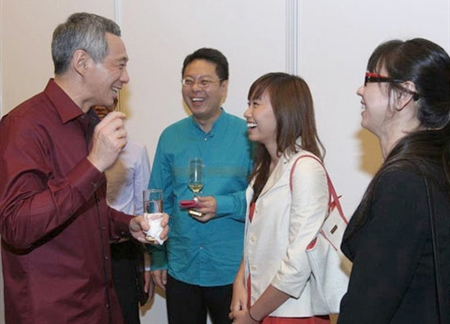 Mai (áo trắng) trò chuyện với Thủ tướng Singapore Lý Hiển Long