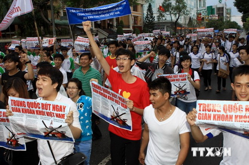  Người dân Việt Nam míttinh phản đối Trung Quốc xâm phạm chủ quyền Việt Nam. (Ảnh: Duy Khương/TTXVN)