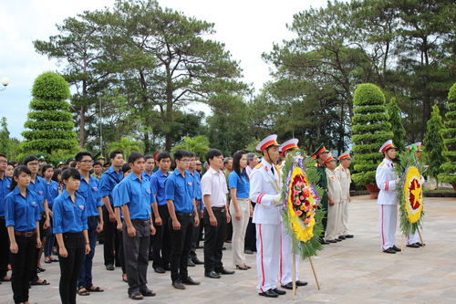 Các đ/c cựu chiến binh và ĐVTN dâng hương tại Nghĩa trang Liệt sỹ tỉnh