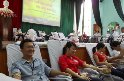 ĐVTN tham gia hiến máu tình nguyện