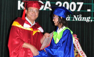 Phan Thị Thu Hiền trong lễ tốt nghiệp đại học ngày 26/7/2011.