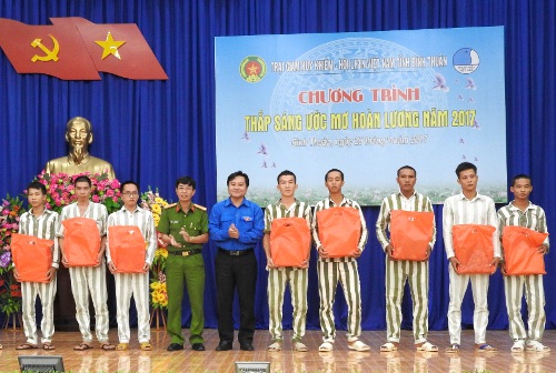 Đc Trần Sinh Toàn - PBT Tỉnh đoàn, Chủ tịch Hội LHTN VN tỉnh tặng quà cho các phạm nhân