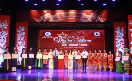Ban tổ chức trao giấy khen cho các thí sinh tham dự vòng chung khảo