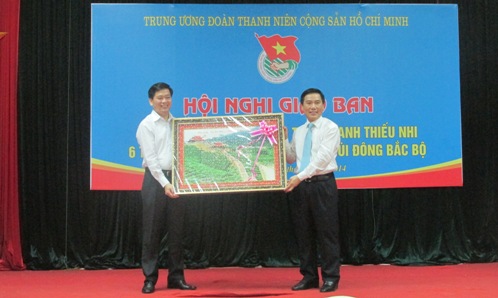 Đ/c Vũ Hồng Bắc - Chủ tịch HĐND tỉnh Thái Nguyên tặng Trung ương Đoàn Bức tranh nhà tưởng niệm Bác Hồ tại ATK Định Hoá