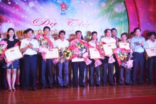 Đ/c Nguyễn Long Hải - Bí thư TW Đoàn trao bằng khen cho các đơn vị có nhiều thành tích trong liên hoan