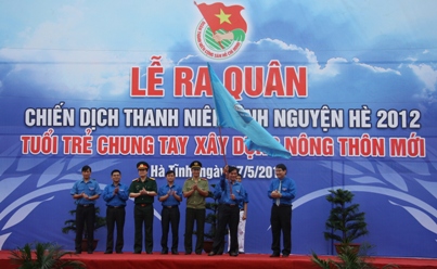 Đ/c Nguyễn Đắc Vinh trao cờ ra quân Chiến dịch tình nguyện hè năm 2012 cho các 