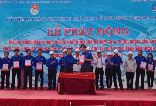Đại diện Đoàn Thanh niên Tổng công ty Sông Đà ký, nhận cam kết thực hiện các nội dung thi đua sản xuất, kinh doanh năm 2014