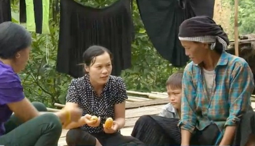 Hoàng Thị Nghĩa trao đổi với bà con bằng tiếng dân tộc