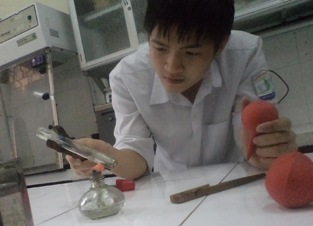 Nguyễn Trung Kiên thực hành tại phòng thí nghiệm Hóa sinh, ĐH Khoa học tự nhiên Hà Nội.