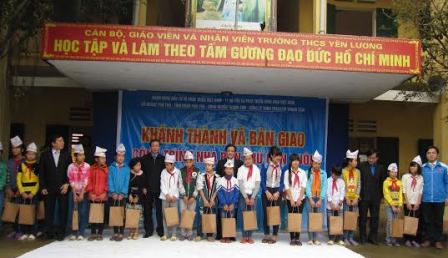  Các đ/c lãnh đạo Ban Dân vận Tỉnh ủy, Tỉnh đoàn, huyện ủy trao quà cho học sinh nghèo tại trường THCS Yên Lương