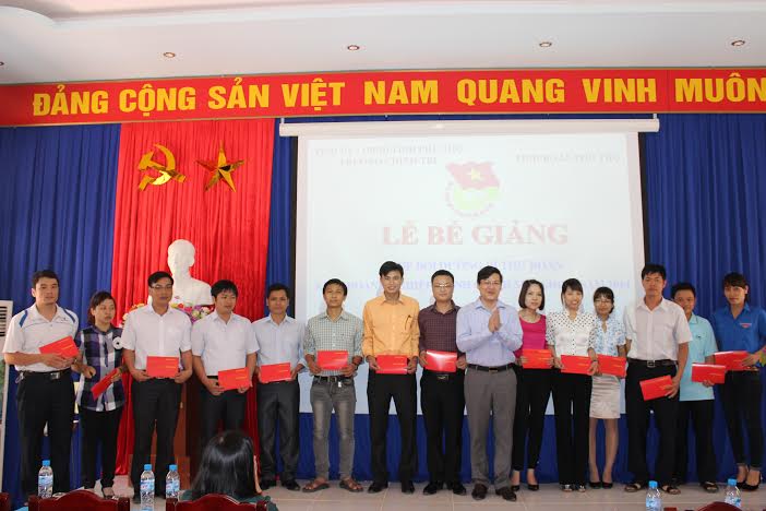 Đ/c Nguyễn Hải Quân, Phó Bí thư Tỉnh đoàn trao giấy chứng nhận cho học viên