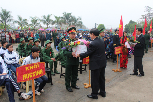 Quang cảnh Lễ tiếp nhận tân binh tại thị xã Quảng yên.