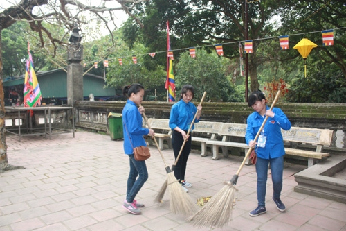 ĐVTN dọn vệ sinh khu khuôn viên đền chùa
